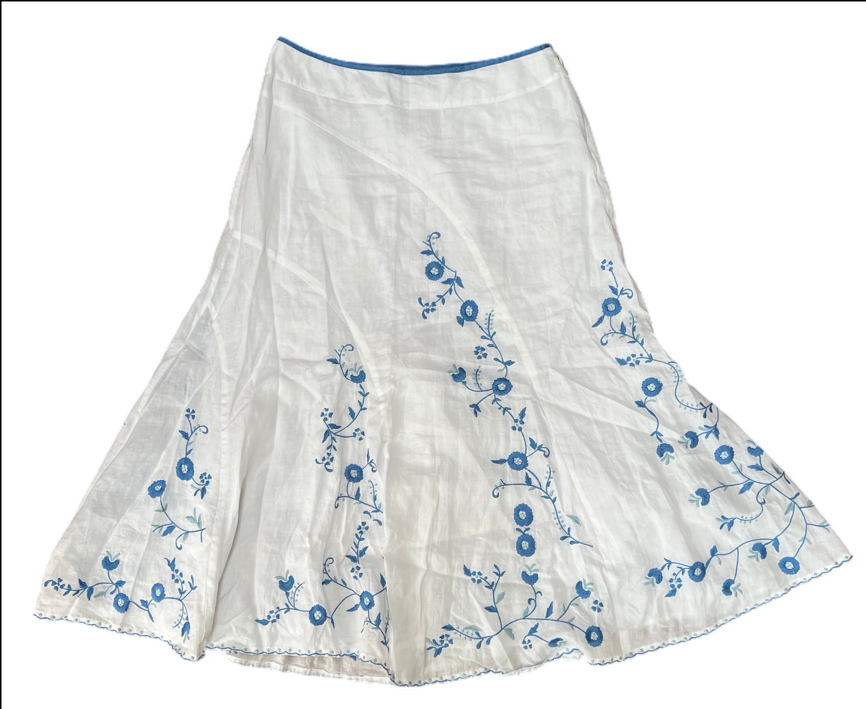 Long skirt with embroidered flowers