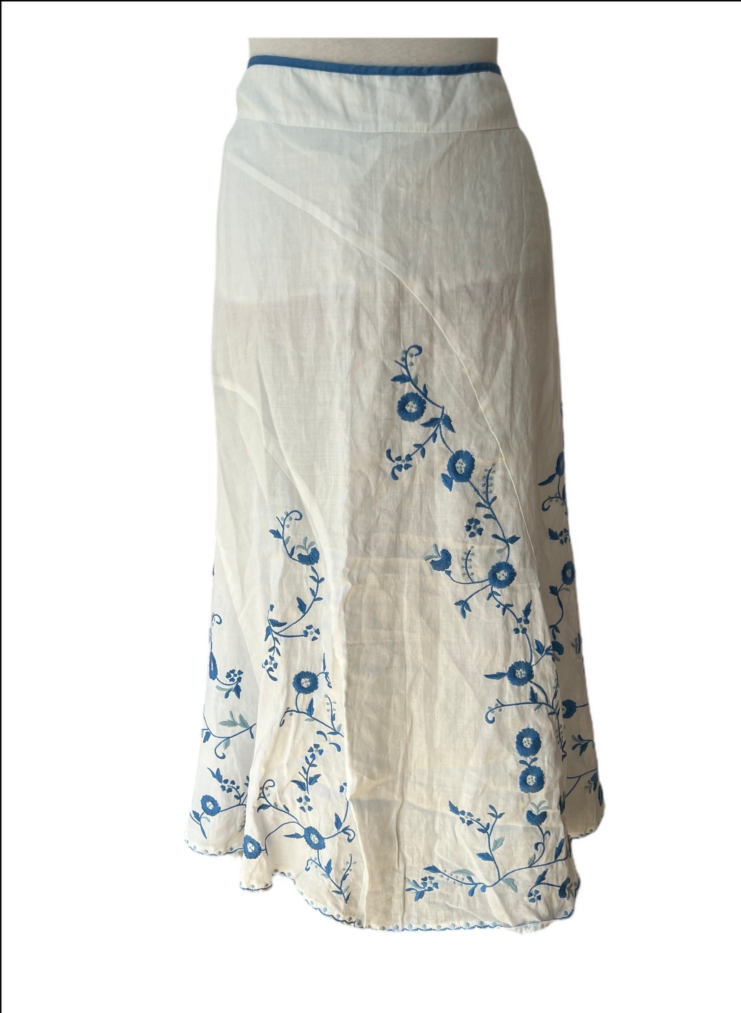 Long skirt with embroidered flowers
